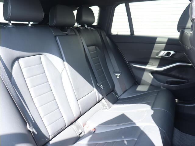BMW 3-SERIE Touring 330e | High Executive | M Sportpakket | Panodak | M Adaptief Onderstel | Parking Pack | Hi-Fi | Individual | M-Performance | 19'' LMV