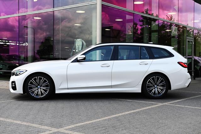 BMW 3-SERIE Touring 330i High Executive M Sport Automaat / Sportstoelen / Active Cruise Control / M Sportonderstel / Live Cockpit Professional / Stoelverwarming