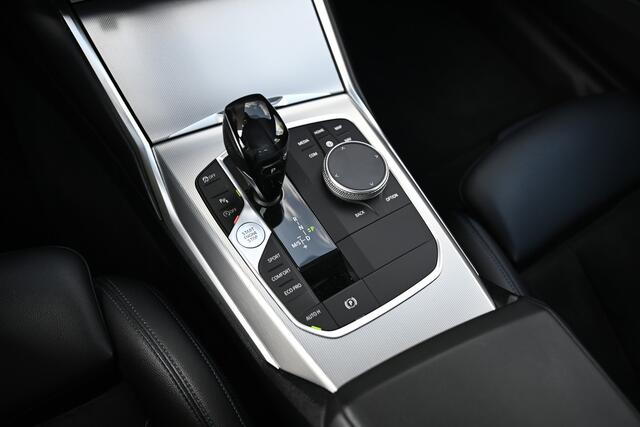 BMW 3-SERIE Touring 330i High Executive M Sport Automaat / Sportstoelen / Active Cruise Control / M Sportonderstel / Live Cockpit Professional / Stoelverwarming
