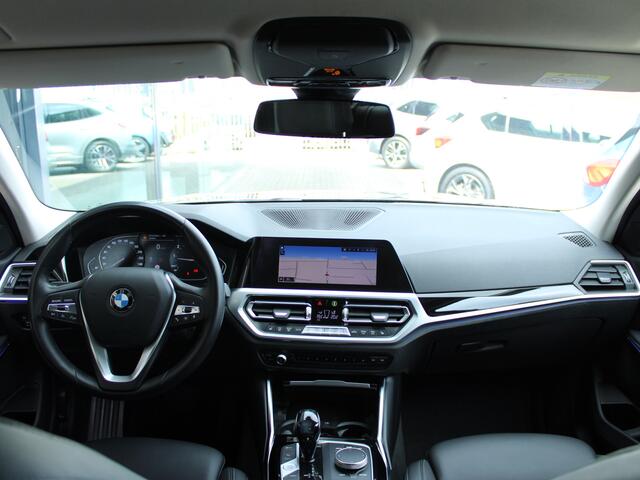 BMW 3-SERIE 318i High Executive CAMERA | STOELVERW | SFEERVRLICHTING | UNIEKE KLEUR |