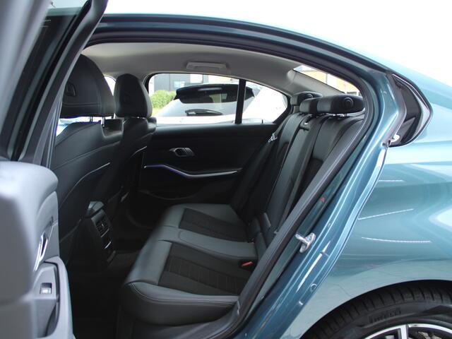BMW 3-SERIE 318i High Executive CAMERA | STOELVERW | SFEERVRLICHTING | UNIEKE KLEUR |