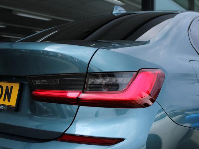 BMW 3-SERIE 318i High Executive CAMERA | STOELVERW | SFEERVRLICHTING | UNIEKE KLEUR |