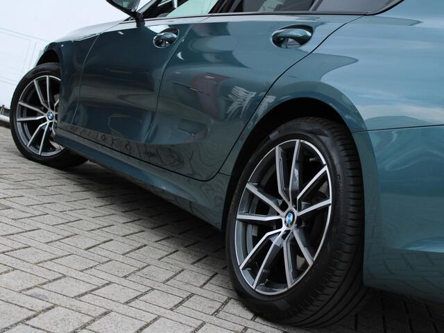 BMW 3-SERIE 318i High Executive CAMERA | STOELVERW | SFEERVRLICHTING | UNIEKE KLEUR |