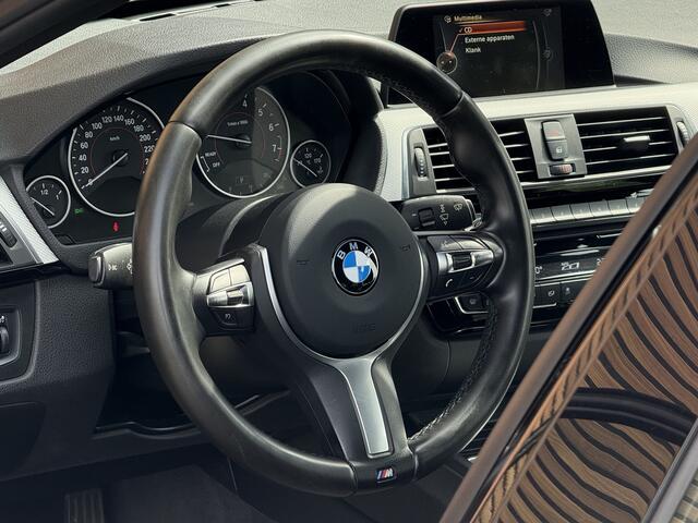 BMW 3-SERIE Touring 320i M-Sport Panodak / Sportstoelen / Stoelverwarming / Navi / Led