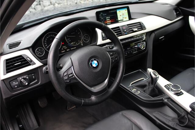 BMW 3-SERIE Touring 318i High Executive | Leder | Trekhaak