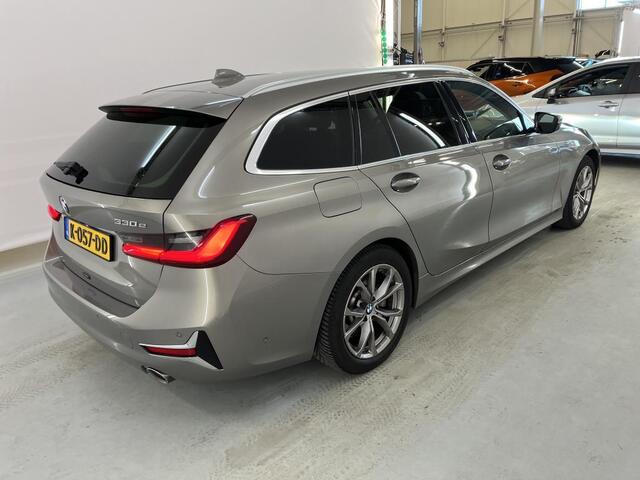 BMW 3-SERIE Touring 330e eDrive Edition Leder | Sfeer | Navi | Camera | Stoelverwarming | Carplay | PDC | 2 Laadkabels | Volledig Dealer Onderh.