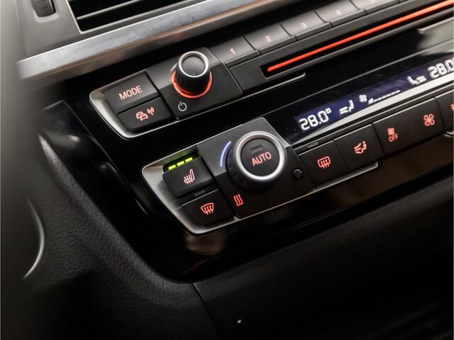 BMW 3-SERIE Touring 320i M Sport Line Shadow 184Pk Automaat (GROOT NAVI, M PAKKET, CAMERA, STOELVERWARMING, LEDEREN SPORTSTOELEN, SPORT AUTOMAAT, FLIPPERS, GETINT GLAS, ELEK ACHTERKLEP, NIEUWE APK, NIEUWSTAAT)