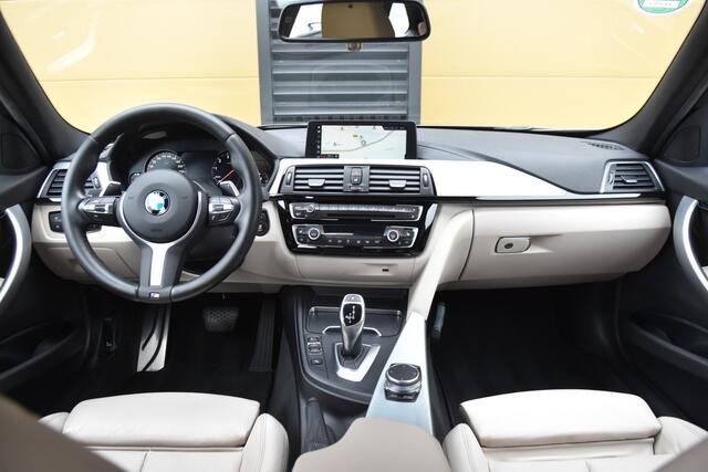 BMW 3-SERIE Touring 320i M Sport Edition * M Sportpakket * Panorama dak * Achteruitrijcamera * Trekhaak * Head-up *