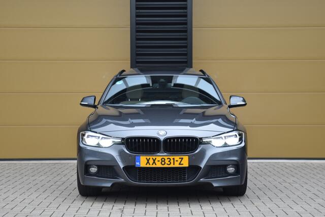 BMW 3-SERIE Touring 320i M Sport Edition * M Sportpakket * Panorama dak * Achteruitrijcamera * Trekhaak * Head-up *