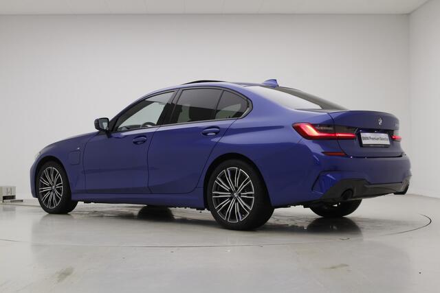 BMW 3-SERIE 330e M-Sport | Hifi | Camera | Laser | Schuifdak | 18" | Privacy Glass