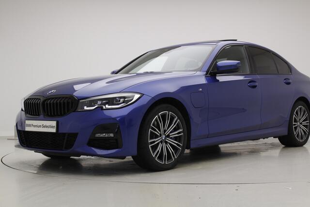 BMW 3-SERIE 330e M-Sport | Hifi | Camera | Laser | Schuifdak | 18" | Privacy Glass
