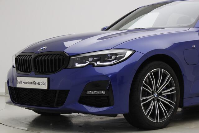 BMW 3-SERIE 330e M-Sport | Hifi | Camera | Laser | Schuifdak | 18" | Privacy Glass