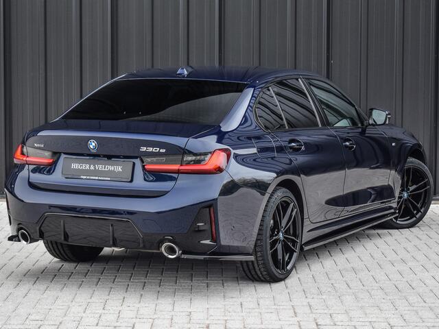BMW 3-SERIE 330e xDRIVE | M-SPORT | TREKHAAK | SPORTSTOELEN | ACTIVE CRUISE CONTROL | CAMERA | LEDEREN BEKLEDING | DAB+ | HIFI SOUND | SHADOW-LINE | STOEL- EN STUUR VERWARMING