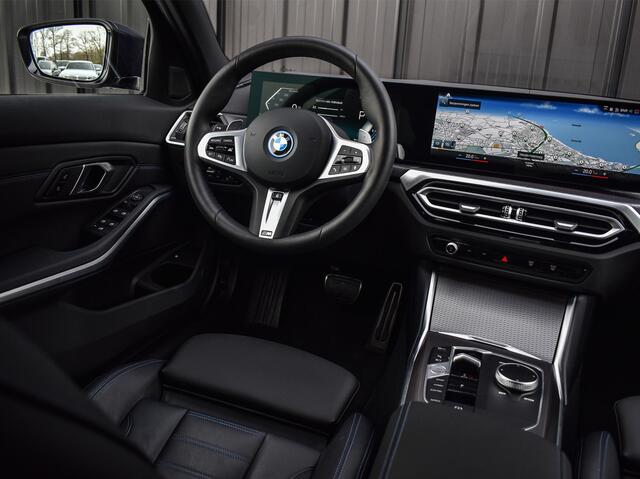 BMW 3-SERIE 330e xDRIVE | M-SPORT | TREKHAAK | SPORTSTOELEN | ACTIVE CRUISE CONTROL | CAMERA | LEDEREN BEKLEDING | DAB+ | HIFI SOUND | SHADOW-LINE | STOEL- EN STUUR VERWARMING