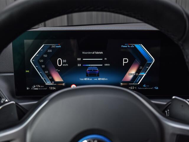 BMW 3-SERIE 330e xDRIVE | M-SPORT | TREKHAAK | SPORTSTOELEN | ACTIVE CRUISE CONTROL | CAMERA | LEDEREN BEKLEDING | DAB+ | HIFI SOUND | SHADOW-LINE | STOEL- EN STUUR VERWARMING