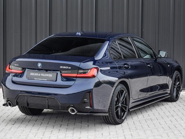 BMW 3-SERIE 330e xDRIVE | M-SPORT | TREKHAAK | SPORTSTOELEN | ACTIVE CRUISE CONTROL | CAMERA | LEDEREN BEKLEDING | DAB+ | HIFI SOUND | SHADOW-LINE | STOEL- EN STUUR VERWARMING