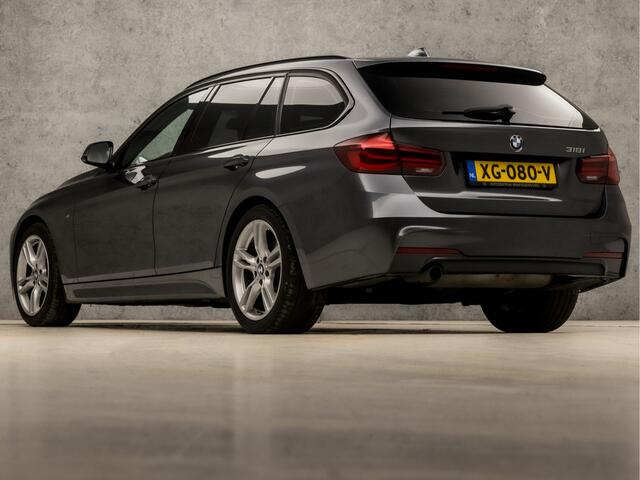 BMW 3-SERIE Touring 318i M Sport Line Shadow Automaat (PANORAMADAK, M PAKKET, GROOT NAVI, VIRTUAL COCKPIT, STOELVERWARMING, LEDEREN SPORTSTOELEN, PARKEERSENSOREN, GETINT GLAS, ZWART HEMEL, NIEUWSTAAT)