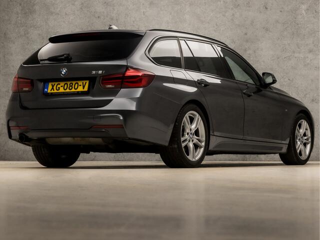 BMW 3-SERIE Touring 318i M Sport Line Shadow Automaat (PANORAMADAK, M PAKKET, GROOT NAVI, VIRTUAL COCKPIT, STOELVERWARMING, LEDEREN SPORTSTOELEN, PARKEERSENSOREN, GETINT GLAS, ZWART HEMEL, NIEUWSTAAT)