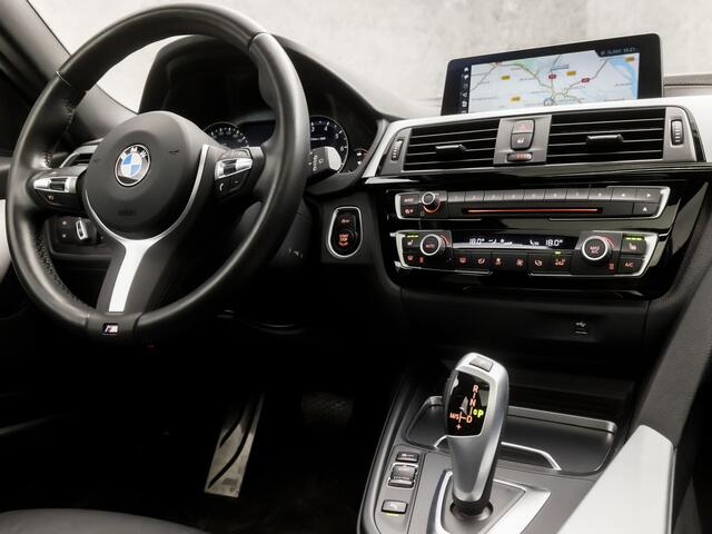 BMW 3-SERIE Touring 318i M Sport Line Shadow Automaat (PANORAMADAK, M PAKKET, GROOT NAVI, VIRTUAL COCKPIT, STOELVERWARMING, LEDEREN SPORTSTOELEN, PARKEERSENSOREN, GETINT GLAS, ZWART HEMEL, NIEUWSTAAT)