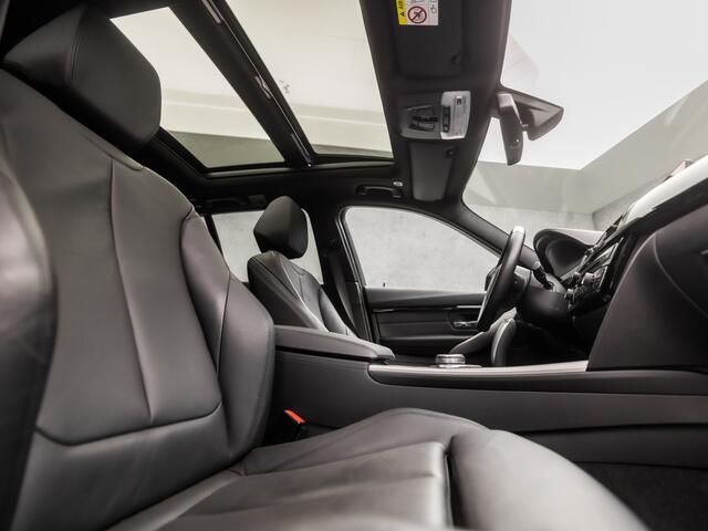 BMW 3-SERIE Touring 318i M Sport Line Shadow Automaat (PANORAMADAK, M PAKKET, GROOT NAVI, VIRTUAL COCKPIT, STOELVERWARMING, LEDEREN SPORTSTOELEN, PARKEERSENSOREN, GETINT GLAS, ZWART HEMEL, NIEUWSTAAT)