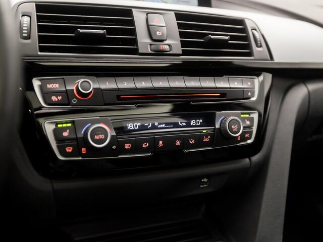 BMW 3-SERIE Touring 318i M Sport Line Shadow Automaat (PANORAMADAK, M PAKKET, GROOT NAVI, VIRTUAL COCKPIT, STOELVERWARMING, LEDEREN SPORTSTOELEN, PARKEERSENSOREN, GETINT GLAS, ZWART HEMEL, NIEUWSTAAT)