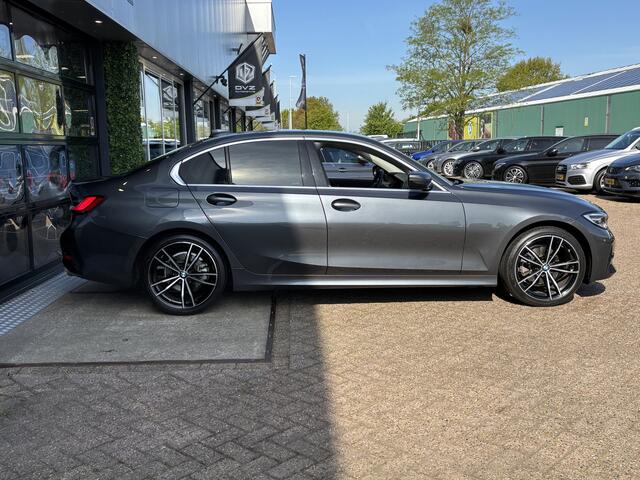 BMW 3-SERIE 320i Executive | Sportline | Carplay | 19" LMV |
