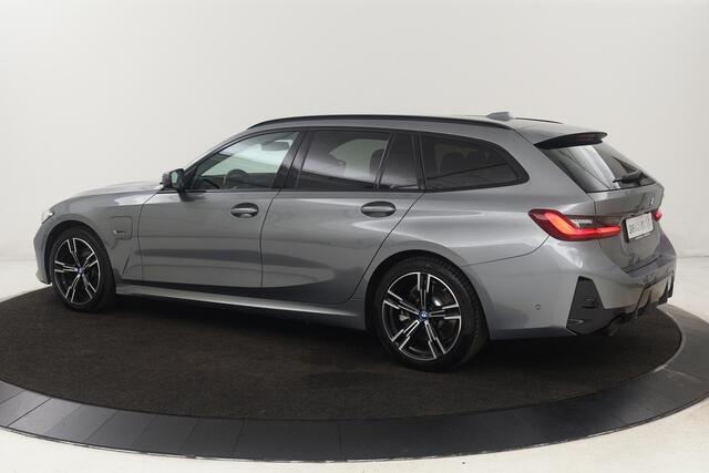 BMW 3-SERIE 320e M Sport | Stoel & stuurverwarming | Adaptive cruise | Sportstoelen | Carplay | Head-Up | Adaptief LED | Camera | Leder/Alcantara | Live Cockpit