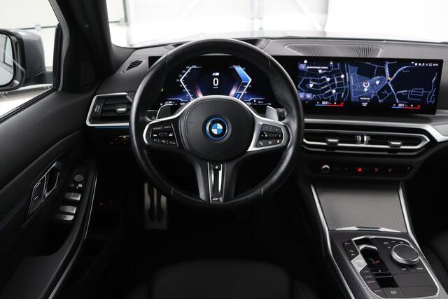 BMW 3-SERIE 320e M Sport | Stoel & stuurverwarming | Adaptive cruise | Sportstoelen | Carplay | Head-Up | Adaptief LED | Camera | Leder/Alcantara | Live Cockpit