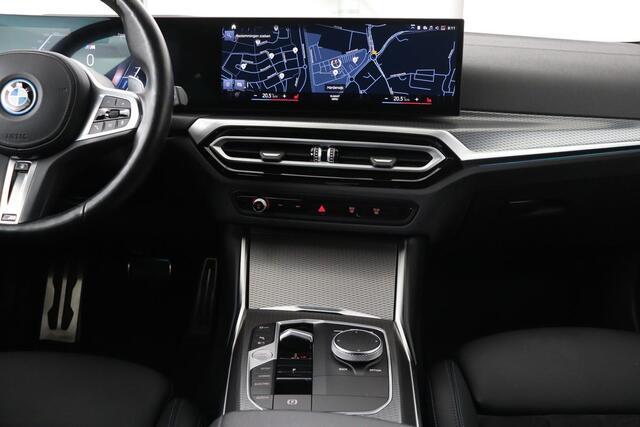 BMW 3-SERIE 320e M Sport | Stoel & stuurverwarming | Adaptive cruise | Sportstoelen | Carplay | Head-Up | Adaptief LED | Camera | Leder/Alcantara | Live Cockpit