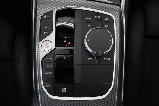 BMW 3-SERIE 320e M Sport | Stoel & stuurverwarming | Adaptive cruise | Sportstoelen | Carplay | Head-Up | Adaptief LED | Camera | Leder/Alcantara | Live Cockpit
