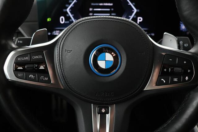 BMW 3-SERIE 320e M Sport | Stoel & stuurverwarming | Adaptive cruise | Sportstoelen | Carplay | Head-Up | Adaptief LED | Camera | Leder/Alcantara | Live Cockpit