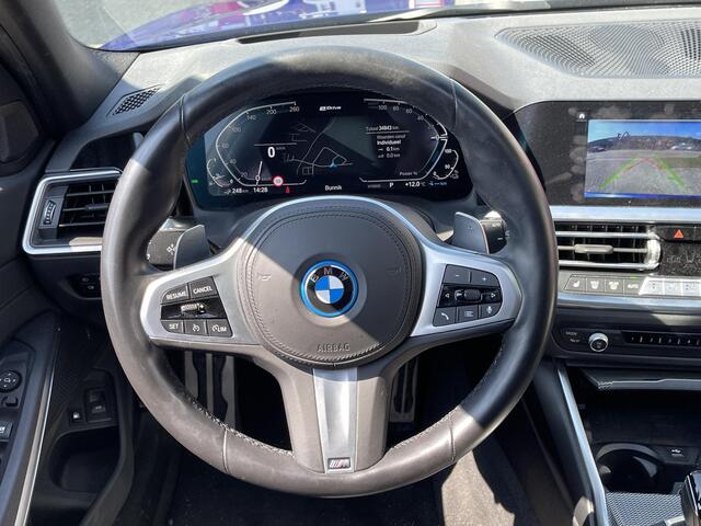BMW 3-SERIE Touring 330e High Executive M Sport 18"/Panoramadak/Laser LED/Stoelverwarming + memory/Head-up/Keyless/Elektrische klep/Adaptief M onderstel/Camera/HiFi