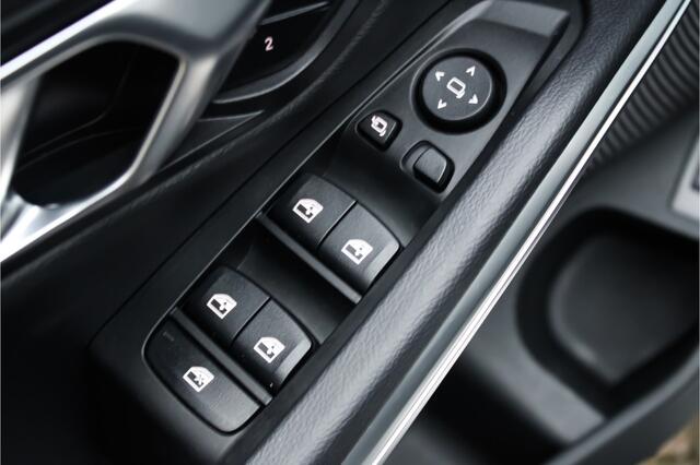 BMW 3-SERIE Touring 320i High Executive | Pano | Trekhaak | Sfeer | HuD |