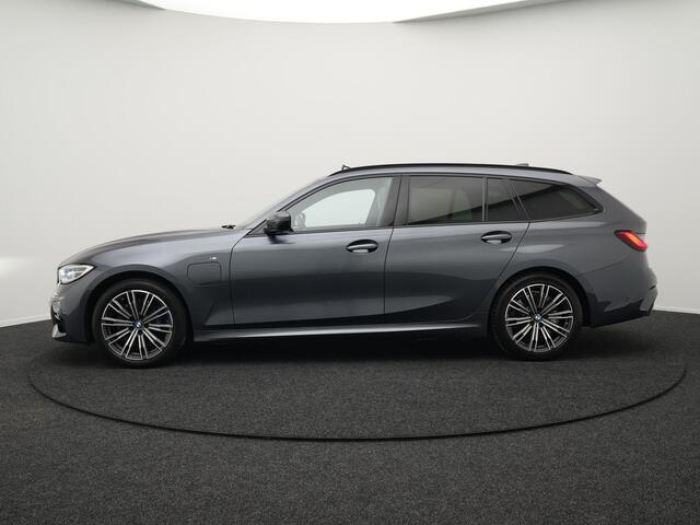 BMW 3-SERIE Touring 330e M Sport Plug In Hybrid Dealer O.H. PHEV | Panodak | Lederen Sportstoelen Verwarmd | Adaptive Cruise | Navigatie | Apple Carplay | Camera | DAB | Sfeerverlichting |