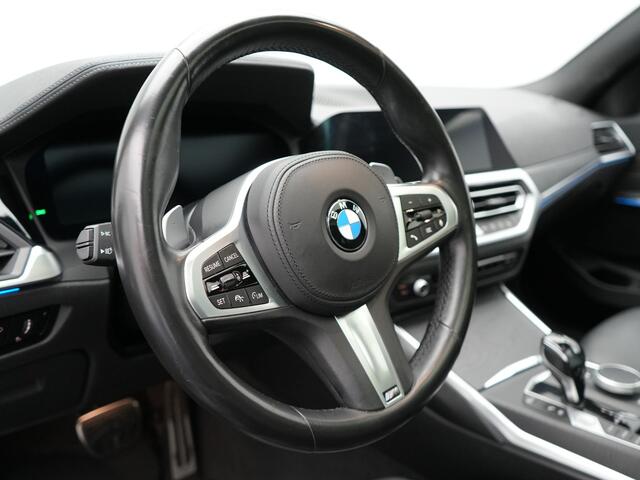 BMW 3-SERIE Touring 330e M Sport Plug In Hybrid Dealer O.H. PHEV | Panodak | Lederen Sportstoelen Verwarmd | Adaptive Cruise | Navigatie | Apple Carplay | Camera | DAB | Sfeerverlichting |