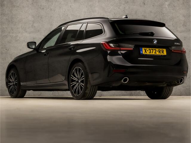 BMW 3-SERIE Touring 330e xDrive High Executive 293Pk Automaat (APPLE CARPLAY, DEALER ONDERHOUDEN, GROOT NAVI, CAMERA, STOELVERWARMING, LEDEREN SPORTSTOELEN, ELEK ACHTERKLEP, GETINT GLAS, VIRTUAL COCKPIT, LANE ASSIST, NIEUWSTAAT)