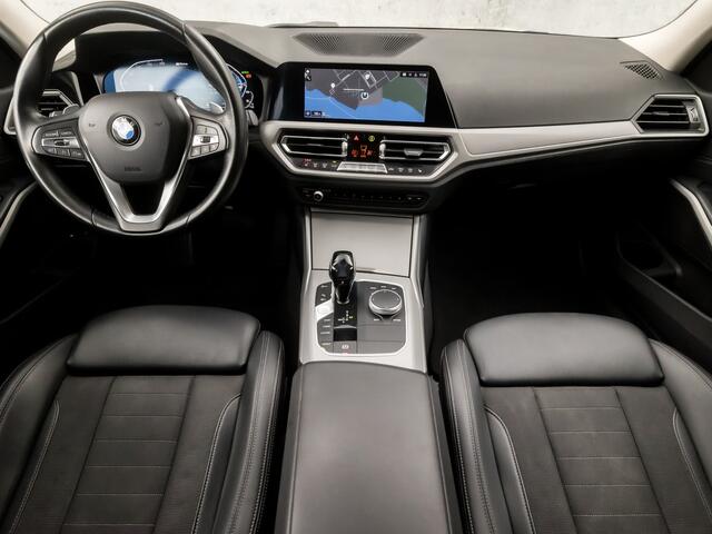 BMW 3-SERIE Touring 330e xDrive High Executive 293Pk Automaat (APPLE CARPLAY, DEALER ONDERHOUDEN, GROOT NAVI, CAMERA, STOELVERWARMING, LEDEREN SPORTSTOELEN, ELEK ACHTERKLEP, GETINT GLAS, VIRTUAL COCKPIT, LANE ASSIST, NIEUWSTAAT)