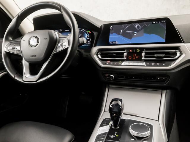 BMW 3-SERIE Touring 330e xDrive High Executive 293Pk Automaat (APPLE CARPLAY, DEALER ONDERHOUDEN, GROOT NAVI, CAMERA, STOELVERWARMING, LEDEREN SPORTSTOELEN, ELEK ACHTERKLEP, GETINT GLAS, VIRTUAL COCKPIT, LANE ASSIST, NIEUWSTAAT)