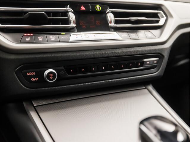 BMW 3-SERIE Touring 330e xDrive High Executive 293Pk Automaat (APPLE CARPLAY, DEALER ONDERHOUDEN, GROOT NAVI, CAMERA, STOELVERWARMING, LEDEREN SPORTSTOELEN, ELEK ACHTERKLEP, GETINT GLAS, VIRTUAL COCKPIT, LANE ASSIST, NIEUWSTAAT)