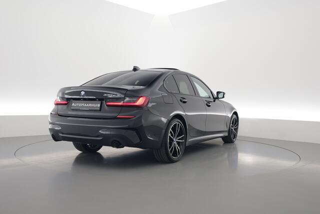 BMW 3-SERIE 330e xDrive M Sport | HUD | Schuif-/kanteldak | Camera | Keyless | 19'' | Dodehoekdet.