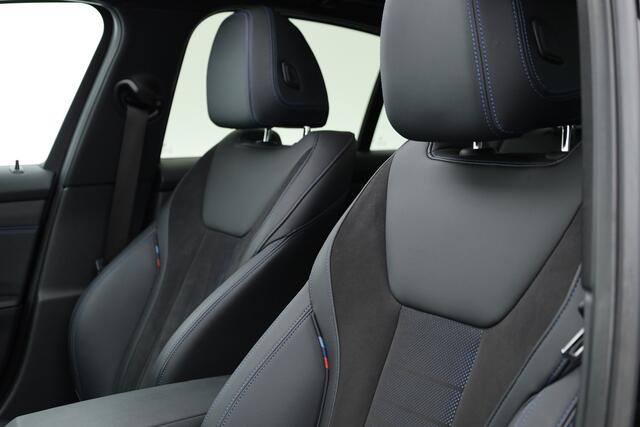 BMW 3-SERIE 330e xDrive M Sport | HUD | Schuif-/kanteldak | Camera | Keyless | 19'' | Dodehoekdet.