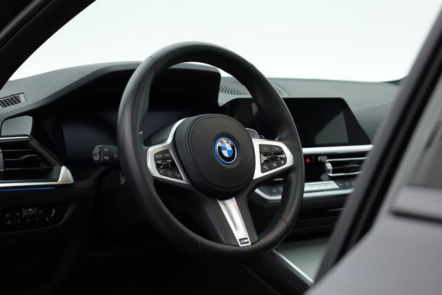 BMW 3-SERIE 330e xDrive M Sport | HUD | Schuif-/kanteldak | Camera | Keyless | 19'' | Dodehoekdet.