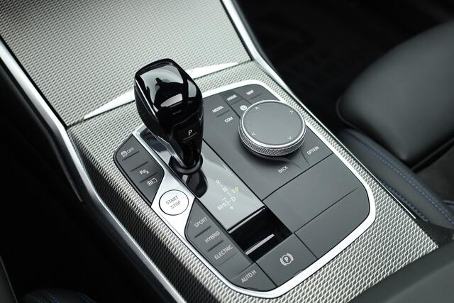 BMW 3-SERIE 330e xDrive M Sport | HUD | Schuif-/kanteldak | Camera | Keyless | 19'' | Dodehoekdet.