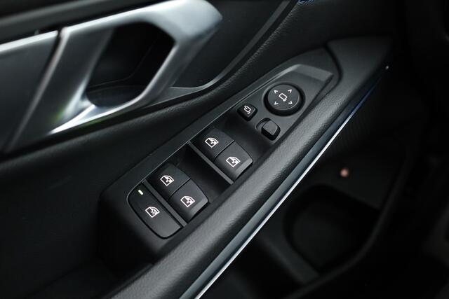 BMW 3-SERIE 330e xDrive M Sport | HUD | Schuif-/kanteldak | Camera | Keyless | 19'' | Dodehoekdet.