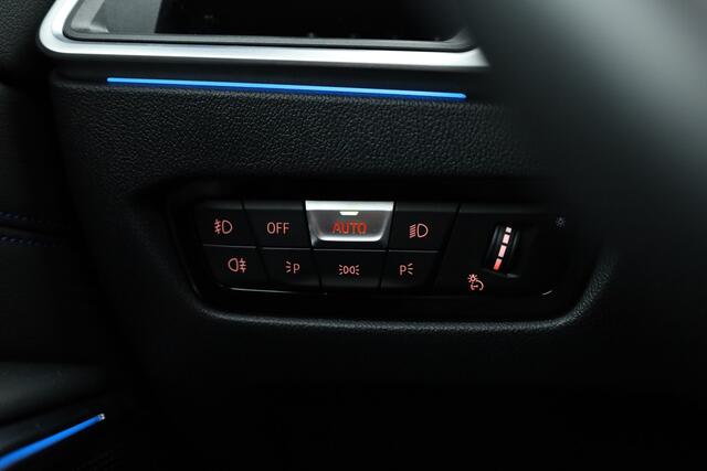 BMW 3-SERIE 330e xDrive M Sport | HUD | Schuif-/kanteldak | Camera | Keyless | 19'' | Dodehoekdet.