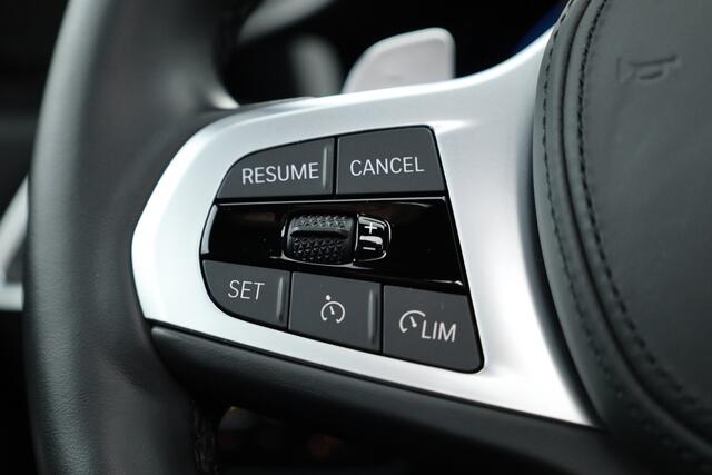 BMW 3-SERIE 330e xDrive M Sport | HUD | Schuif-/kanteldak | Camera | Keyless | 19'' | Dodehoekdet.