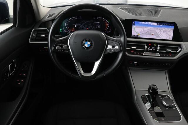 BMW 3-SERIE 318i Business Edition | Stoelverwarming | Camera | Carplay | Live Cockpit | Full LED | Navigatie | Dodehoek detectie | Climate control