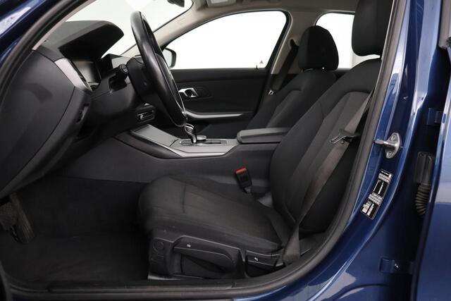 BMW 3-SERIE 318i Business Edition | Stoelverwarming | Camera | Carplay | Live Cockpit | Full LED | Navigatie | Dodehoek detectie | Climate control