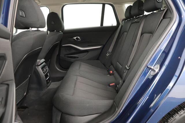 BMW 3-SERIE 318i Business Edition | Stoelverwarming | Camera | Carplay | Live Cockpit | Full LED | Navigatie | Dodehoek detectie | Climate control