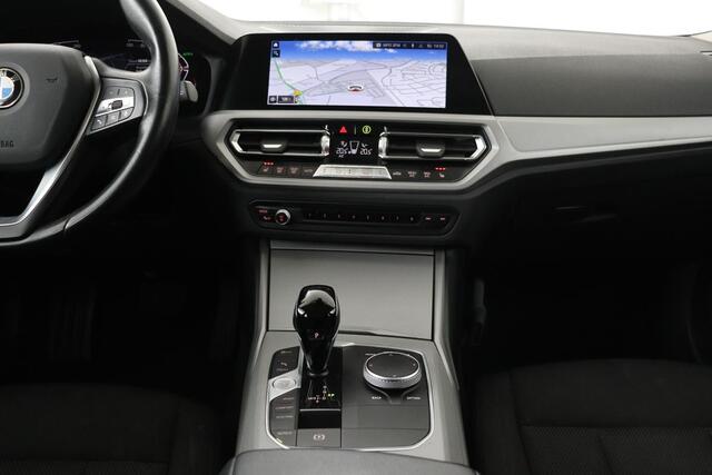 BMW 3-SERIE 318i Business Edition | Stoelverwarming | Camera | Carplay | Live Cockpit | Full LED | Navigatie | Dodehoek detectie | Climate control